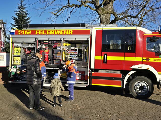 Auch die Mitglieder der Jugendfeuerwehr erklärten den Besuchern eifrig Fahrzeuge und Gerätschaften der FF Maschen. | Foto: Feuerwehr Maschen