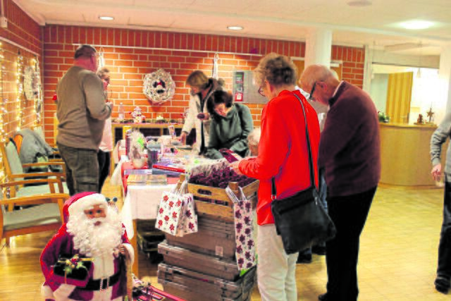 Reges Interesse am Stand der Altstadtbuchhandlung auf dem Weihnachtsbasar | Foto: sb