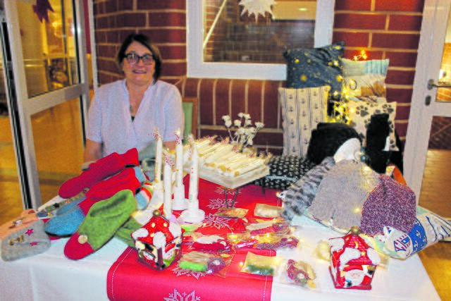 Silke Großkreutz aus Buxtehude-Immebeck bereicherte den Weihnachtsbasar mit handgemachten Geschenken | Foto: sb
