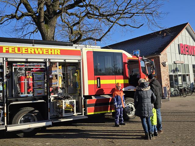 Auch die Mitglieder der Jugendfeuerwehr erklärten den Besuchern eifrig Fahrzeuge und Gerätschaften der FF Maschen. | Foto: Feuerwehr Maschen
