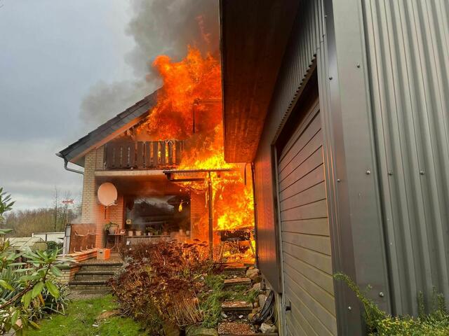 Die eine Hausseite brannte lichterloh | Foto: Polizei
