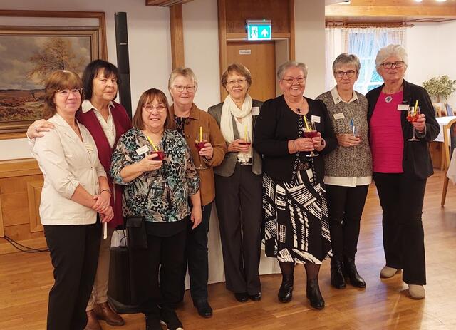 Stoßen auf das Jubiläum an (v. li.): Jutta Bellahn, Gudrun Weiß, Brigitte Peters, Dagmar Ehrhorn-Meyer, Ingrid Heick, Elisabeth Meyer, Christel Scharf und Renate Ahlers vom Vorstand des Landfrauenvereins. Es fehlt Birgit Becker | Foto: Landfrauenverein Brackel-Hanstedt