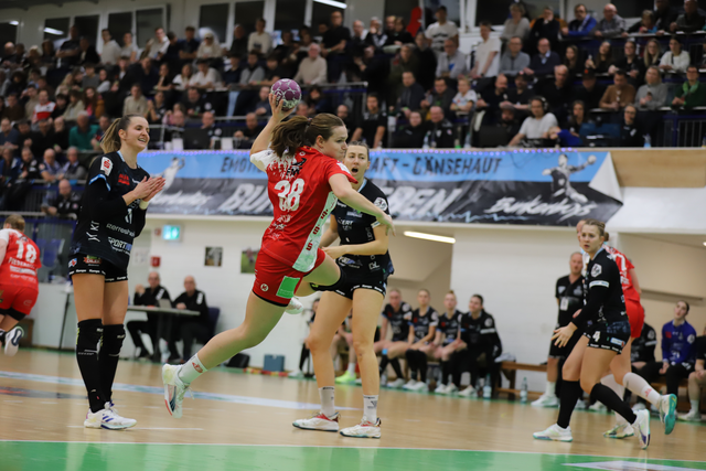 In dieser Szene versucht es Luisa Hinrichs (am Ball) mit einem Sprungwurf zum Torerfolg zu kommen | Foto: Katja Hinrichs