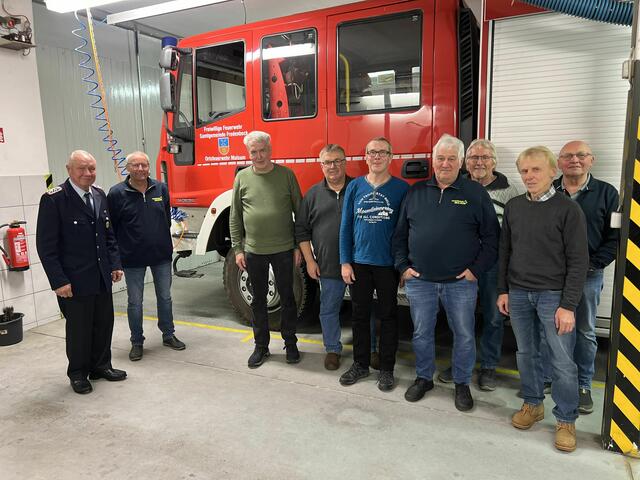  Die Gründungscrew trifft sich nach 50 Jahren im Feuerwehrhaus. | Foto: Freiwillige Feuerwehr Mulsum / Daniel Beneke