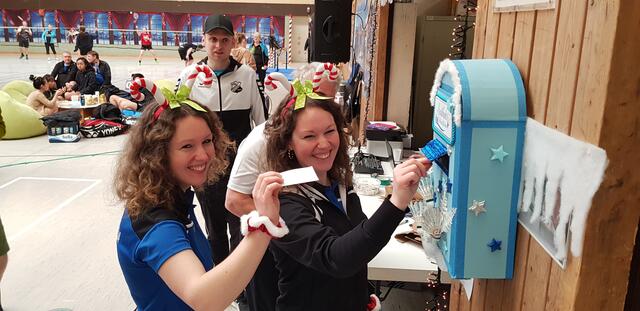 Janieke u. Anneke Seeck werfen ihre Lose in den Turnier-Briefkasten | Foto: Heike Koch/BSV