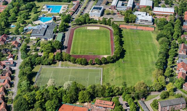 Die Sportstätten auf der Camper Höhe in Stade. Die Fußballplätze und Leichtathletikanlagen werden weiterhin vom VfL Stade genutzt. Doch der Sportverein möchte nicht mehr die Verantwortung für die Tribüne und das dortige Casino übernehmen | Foto: Martin Elsen/nord-luftbilder.de