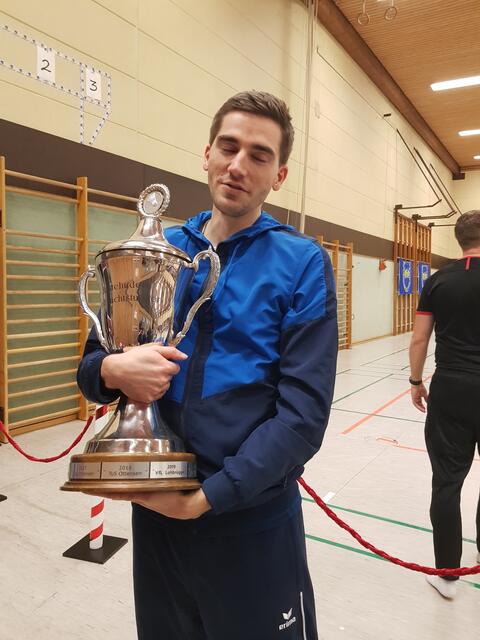 Ole Wilkens wirkt, als wolle er den Pokal nicht mehr hergeben | Foto: Heike Koch/BSV