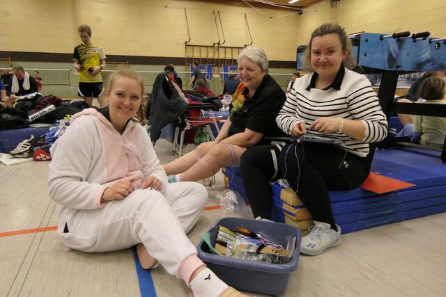 Saskia und Sandra Warkentin knüpfen Freundschaftsbänder | Foto: Heike Koch/BSV