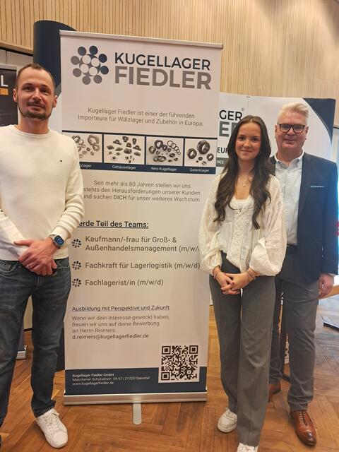 Dennis Reimers aus dem Vertrieb (v. li.), Auszubildende Carlotta Herrmann und operativer Leiter Rolf Happe stellten das Unternehmen Kugellager Fiedler vor | Foto: Anika Werner