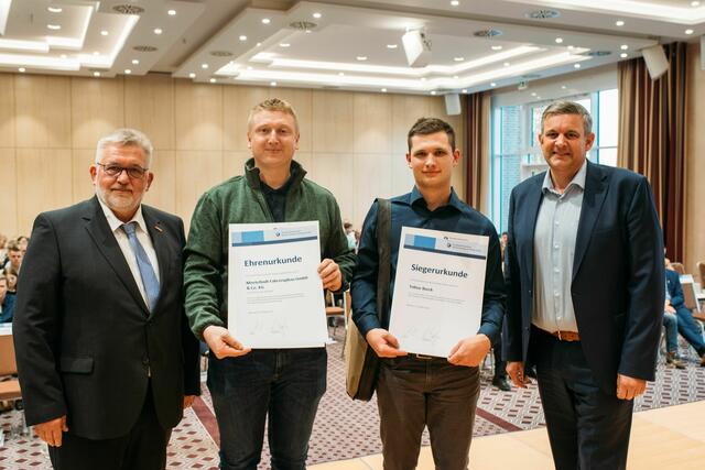 Hauptgeschäftsführer der Handwerkskammer Matthias Steffen (re.) und Kammerpräsident Detlef Bade (li.) gratulierte Tobias Borck (2. v. re.) und seinem Ausbilder | Foto: Hannes Harnack