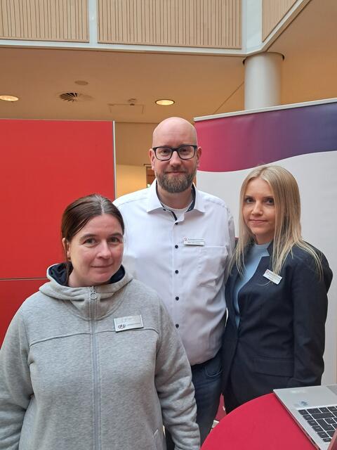 Berudberaterin Nadine Gach (v. li.), Teamleiter des Arbeitgeber-Service Marc Bleimeister und Arbeitsvermittlerin Christina Sawatzky waren sehr zufrieden mit der Resonanz der Messe | Foto: Anika Werner
