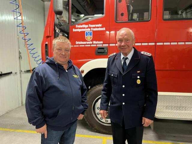Gründungsjugendfeuerwehrwart Hermann Rademacher und der heutige Amtsinhaber Maik Pape. | Foto: Freiwillige Feuerwehr Mulsum / Daniel Beneke