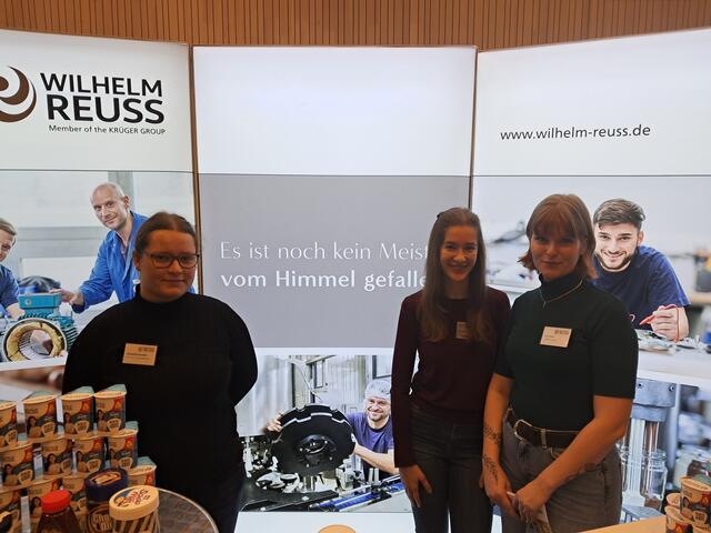 Wilhelm Reuss bietet Stellen für sieben verschiedene Ausbildungsberufe. Auszubildende Sarah Lohmann (v. li.), Nele Voigt aus der Personalbteilung und technische Assistentin Lena Gierke stellten sie vor | Foto: Anika Werner