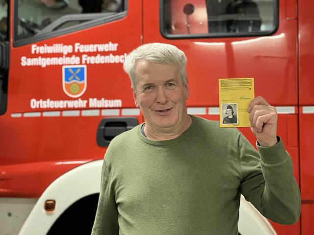 Heiner Heitmann hat seinen Mitgliedsausweis von 1974 aufgehoben. | Foto: Freiwillige Feuerwehr Mulsum / Daniel Beneke