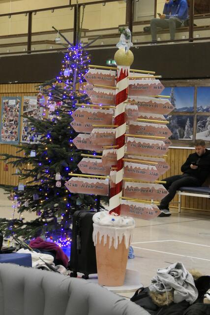 Wegweiser mit Angaben, wie viele Kilometer Anfahrt die Teilnehmer hatten: Im Weihnachtsturnier steckt viel Liebe zum Detail | Foto: Heike Koch/BSV