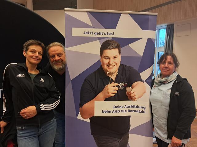 Suchen dringend neue Auszubildende: Julia Schipper (v. li.) Ole Bernatzki und Bernardita Jürgensen von AHD | Foto: Anika Werner