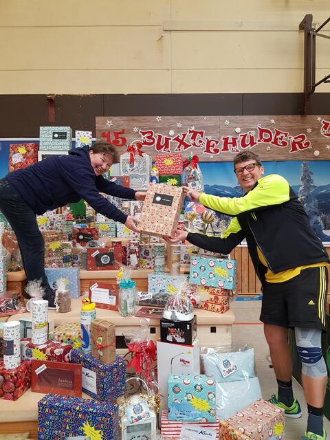 Es sollte natürlich der Preis mitten in der Tombola sein | Foto: Heike Koch/BSV