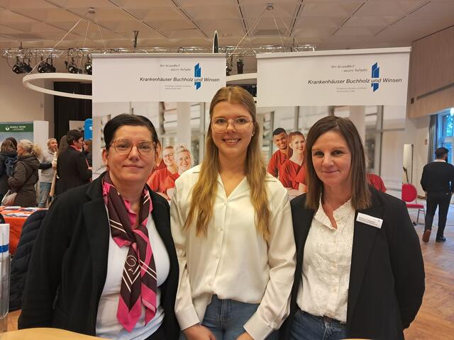 Pflegedienstleiterin Sandra Kaltschmidt (v. li.), Auszubildende Jette Schlömer und Sabrina Trompeter von der Gesunheitsfachschule machten Lust auf die Berufe in der Pflege | Foto: Anika Werner