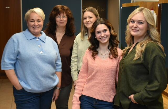 Das Team von Haarwerk (v. li.): Jutta Sanmann, Gaby Greve-Neven, Lea Schmidt, Emily Alester und Corinna Schmill  | Foto: Axel-Holger Haase
