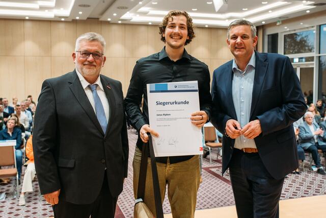 Hauptgeschäftsführer der Handwerkskammer Matthias Steffen (re.) und Kammerpräsident Detlef Bade (li.) gratulierten Janus Ripken (Mitte) zum dritten Platz unter den Bäckern | Foto: Hannes Harnack