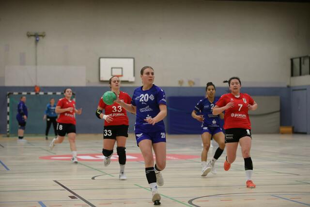 Lina Winter vom MTV Tostedt (am Ball) hat sich in dieser Szene kampfstark gegen zwei Eyendorfer Gegenspielerinnen durchgesetzt | Foto: cc