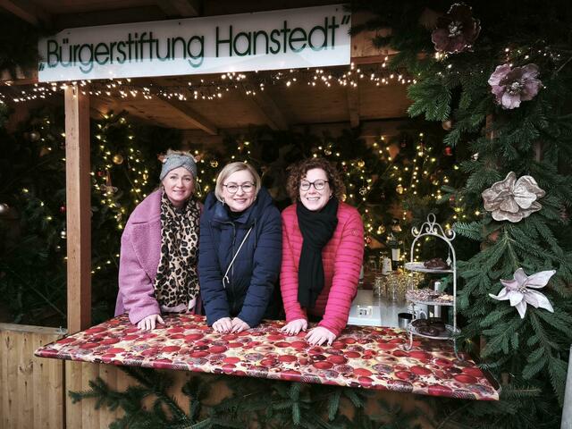 Am Stand der Bürgerstiftung (v. li.): Franzi Wiegels und Aneta Gröger aus dem Kuratorium der Bürgerstiftung Hanstedt sowie die Vorsitzende Sandra Kretzschmar | Foto: Bürgerstiftung Hanstedt