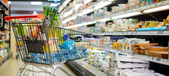 Ein Produkt mehr im Supermarkt einkaufen und der Stader Tafel spenden: darum bittet die SPD | Foto: Adobe stock/monticellllo