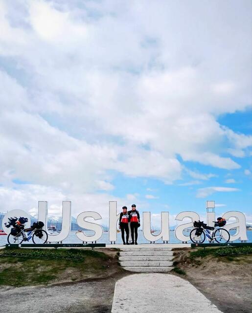 Bei ihrem Start in Ushuaia: Antonia Staacke und Laura Möller | Foto: longest ride