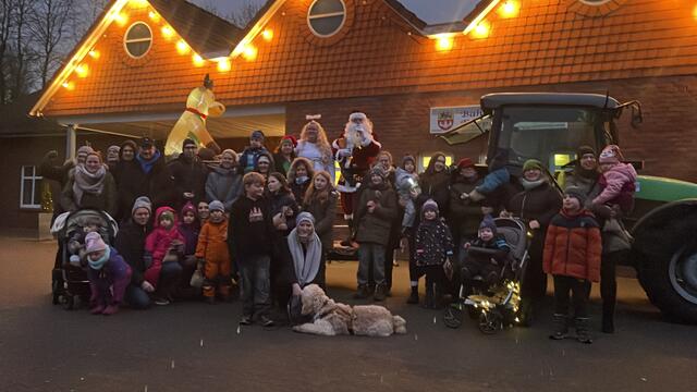 Der Nikolaus kam mit Elfe und Engel auf seinem Schlitten nach Bahlburg | Foto: Christoph Bockelmann