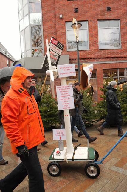 Auch ein Modell der zu erwartenden XXL-Windkraftanlagen wurde bei der Demo mitgenommen | Foto: Thorsten Heitmann