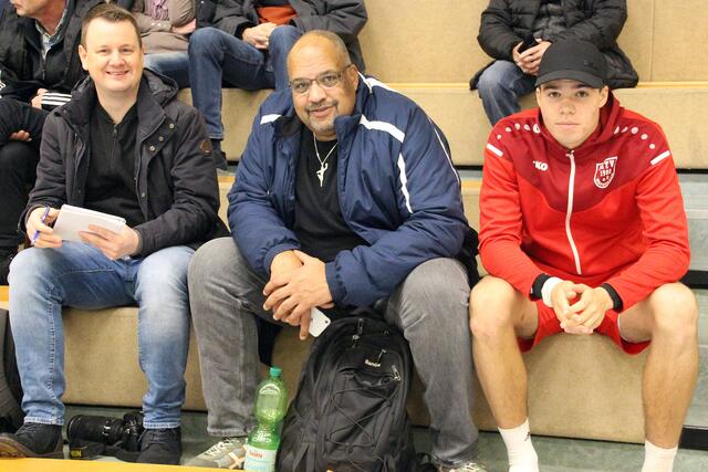 Tim Scholz, Faustball-Legende Martin Becker und Wangersens Neuzugang Marvin Becker (von links)  | Foto: MTV Wangersen