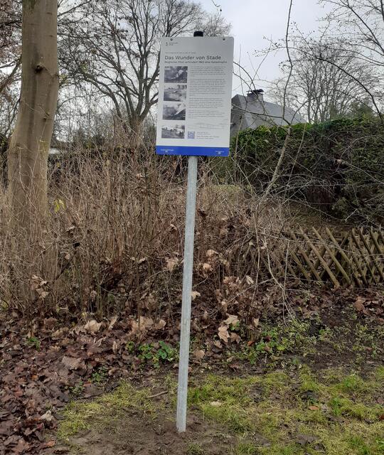 Das Hinweisschild auf „Das Wunder von Stade“ in der Straße An der Kalkgrube | Foto: Hansestadt Stade