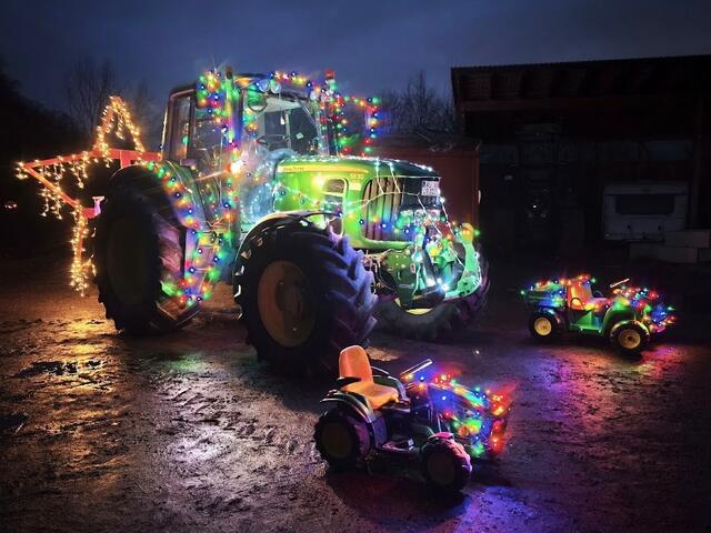 Die Trecker sind für die Lichterfahrt schon weihnachtlich geschmückt | Foto: Ines Westphalen