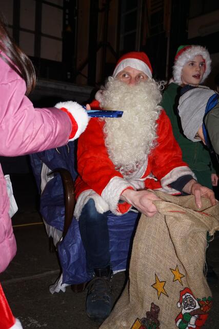 Natürlich ließ sich auch der Weihnachtsmann sehen.  | Foto: Dorfgemeinschaft Wiepenkathen