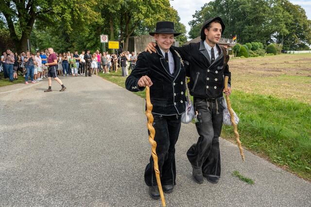 Mathis Schlabbach (li.) und ein Wandergeselle bei Mathis' Verabschiedung im September | Foto: fotorika/www.fotorika.de