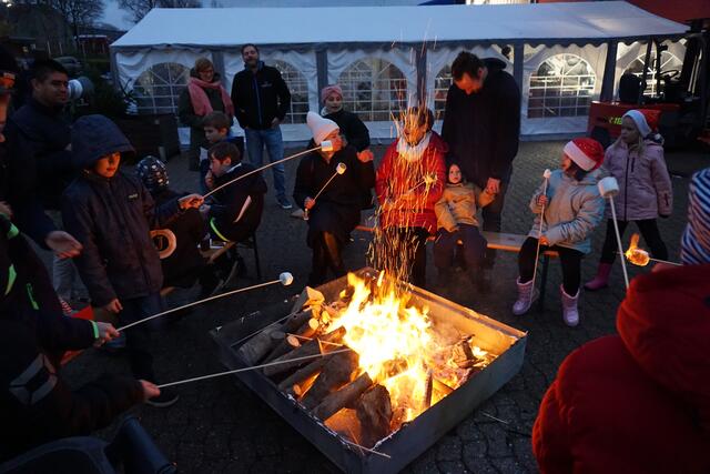 Das Stockbrotbacken war besonders bei Kindern beliebt.  | Foto: Dorfgemeinschaft Wiepenkathen