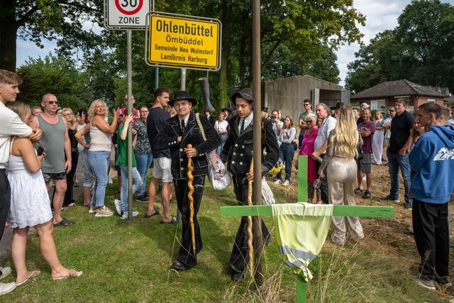 Mathis Schlabbach (li.) und ein Wandergeselle bei Mathis' Verabschiedung im September | Foto: fotorika/www.fotorika.de