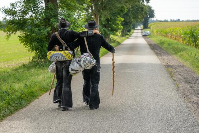 Auf zu Abenteuern: Mathis Schlabbach (re.) und ein Wandergeselle bei Mathis' Verabschiedung im September | Foto: fotorika/www.fotorika.de