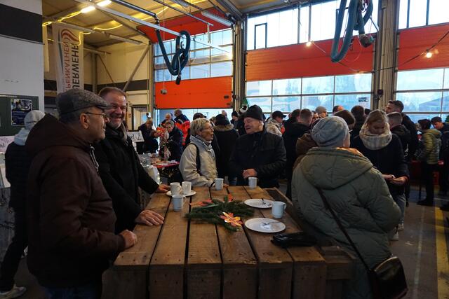 Dass die Veranstaltung in die Fahrzeughalle der Feuerwehr verlegt wurde, tat der guten Stimmung keinen Abbruch.  | Foto: Dorfgemeinschaft Wiepenkathen