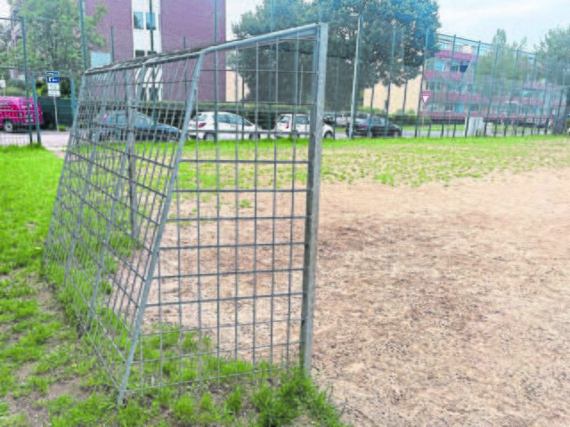 Der Bolzplatz an der Breslauer Straße ist im Grunde nicht mehr bespielbar - vor allem nach Regenfällen | Foto: pm