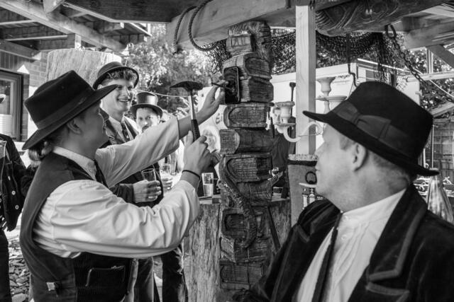 Mathis Schlabbach (li.) nagelt sein Smartphone an einen Holzmast | Foto: fotorika/www.fotorika.de