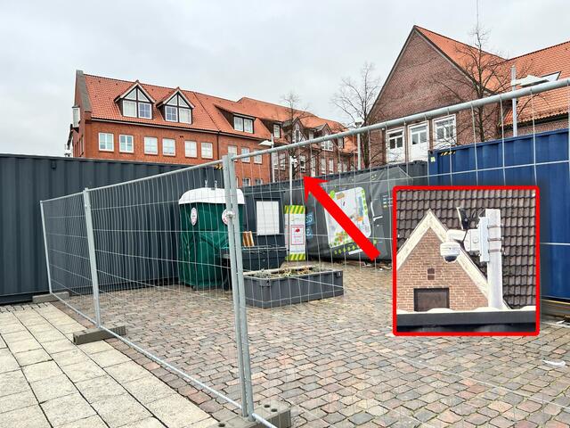 Die Überwachungskamera verbirgt sich zwischen zwei Containern. Das Gebäude im Hintergrund rechts ist das Kreishaus | Foto: jd
