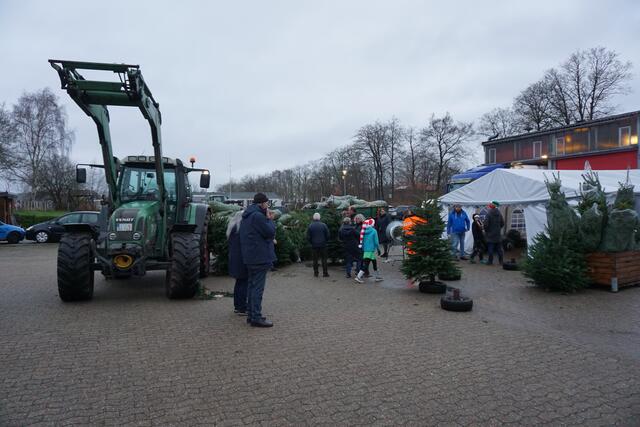 Auf dem Außengelände wurden unter anderem Tannenbäume verkauft. | Foto: Dorfgemeinschaft Wiepenkathen