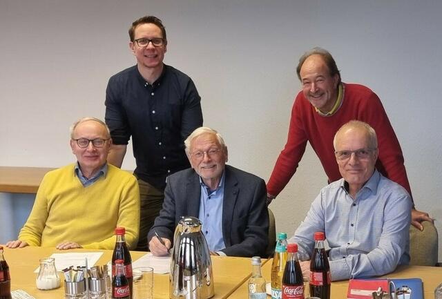Unterzeichnung der Vereinbarung Stelle - Bürger-Solarkraftwerke. Stehend, v. li.: Florian Paulus (Fachbereich Bauen und Umwelt), Bürgermeister Robert Isernhagen, sitzend, v. li.: Gerd Baum, Norbert Stein, Heino Krüger (Vorstände Bürger-Solarkraftwerke Rosengarten) | Foto: Gemeinde Stelle