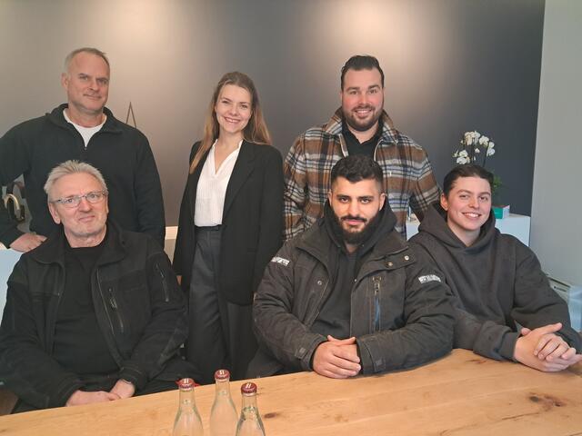 Hintere Reihe (v. li.): Kundendiensttechniker Andreas Helak, Sina und Oliver Ferri, vordere Reihe (v. li.): Instandhaltungskoordinator Dieter Teves sowie die Monteure Seifo Abbas und Kemal Demeli. Robin Schoop ist nicht mit auf dem Bild | Foto: Anika Werner
