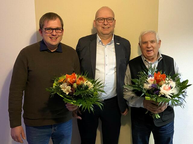 Horst Deede (re.) übergibt den Posten des Wiepenkathener Ortsbürgermeisters an seinen Sohn Hendrik (li.). Der Stader Bürgermeister Sönke Hartlef gratuliert | Foto: Hansestadt Stade