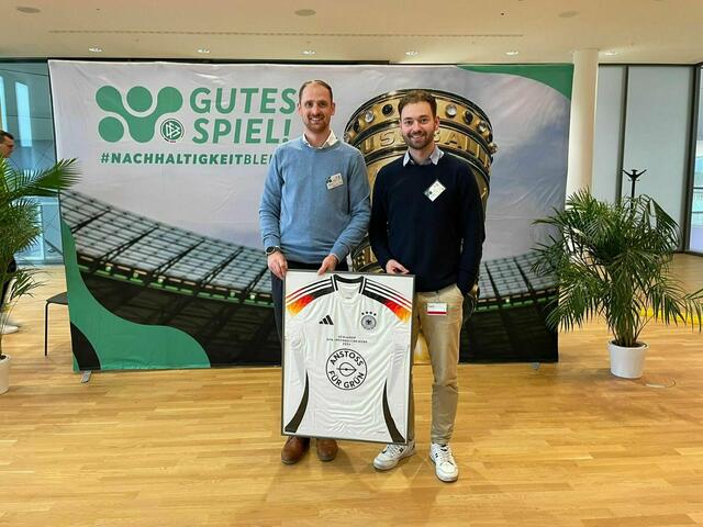 Jona Peters (r.) und Robin Glade vom FC Rosengarten bei der Preisverleihung des DFB | Foto: FC Rosengarten