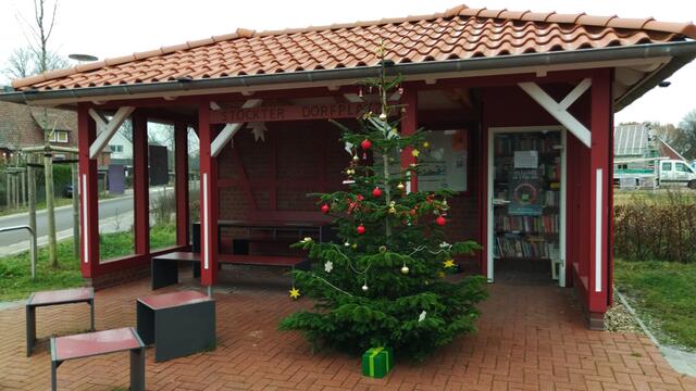 Geschmückter Weihnachtsbaum am Stöckter Dorfplatz | Foto: Biesterfeldt