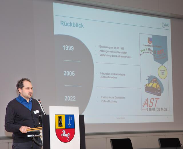 Verkehrsplaner Kevin von Wissel von der Verkehrsgesellschaft Nord-Ost-Niedersachsen warb für das seit 1999 im Landkreis Stade bestehende „Anruf-Sammel-Taxi“, das allerdings digital aufgerüstet werden müsste. | Foto: Christian C. Schmidt/LK Stade