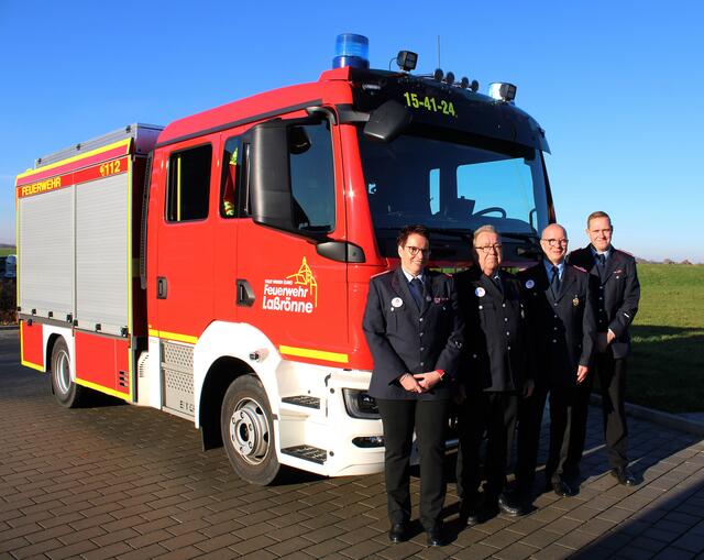 Ortsbrandmeisterin Manuela Spende (v. li.), Udo Jarck, Andreas Göthel und stelvertr. Ortsbrandmeister Marco Vick bei der Ehrung | Foto: Burkhard Giese